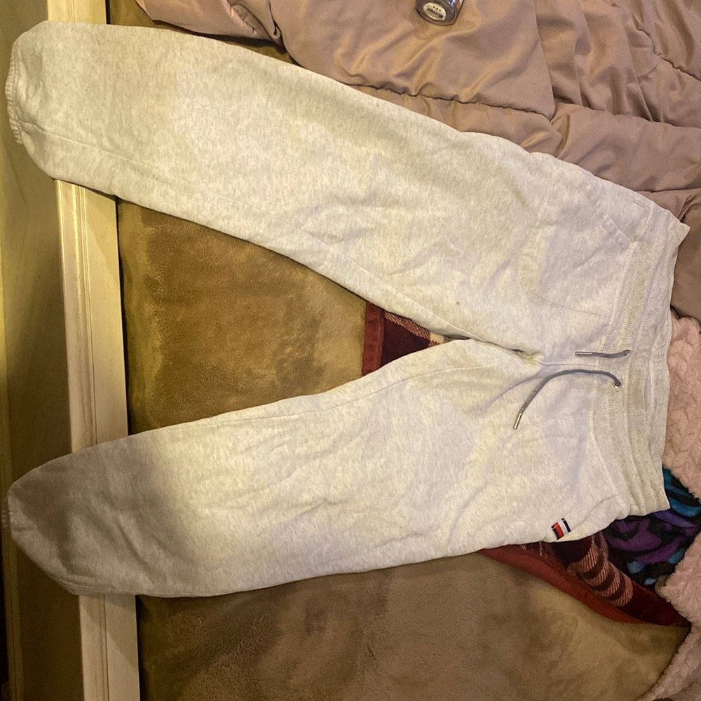 Really comfy and fuzzy inside so it’s soft. Has toes so Can adjust. Never worn